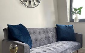 Premier Suite- Bedford City Centre With Free Gym & Parking